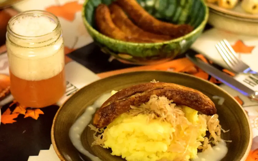 Bratwurst mit Sauerkraut und Stampfkartoffeln