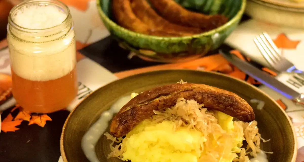 Bratwurst mit Sauerkraut und Stampfkartoffeln