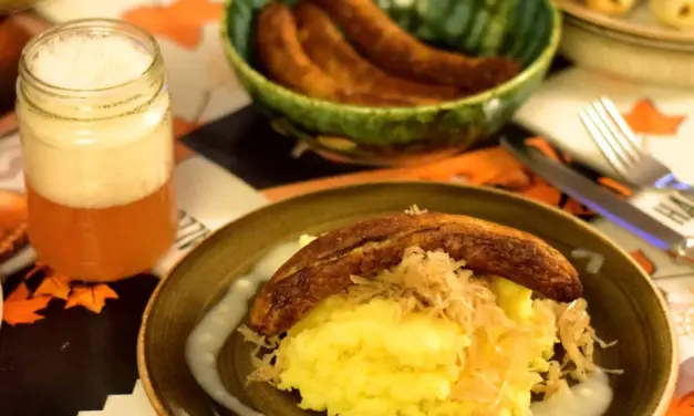Bratwurst mit Sauerkraut und Stampfkartoffeln