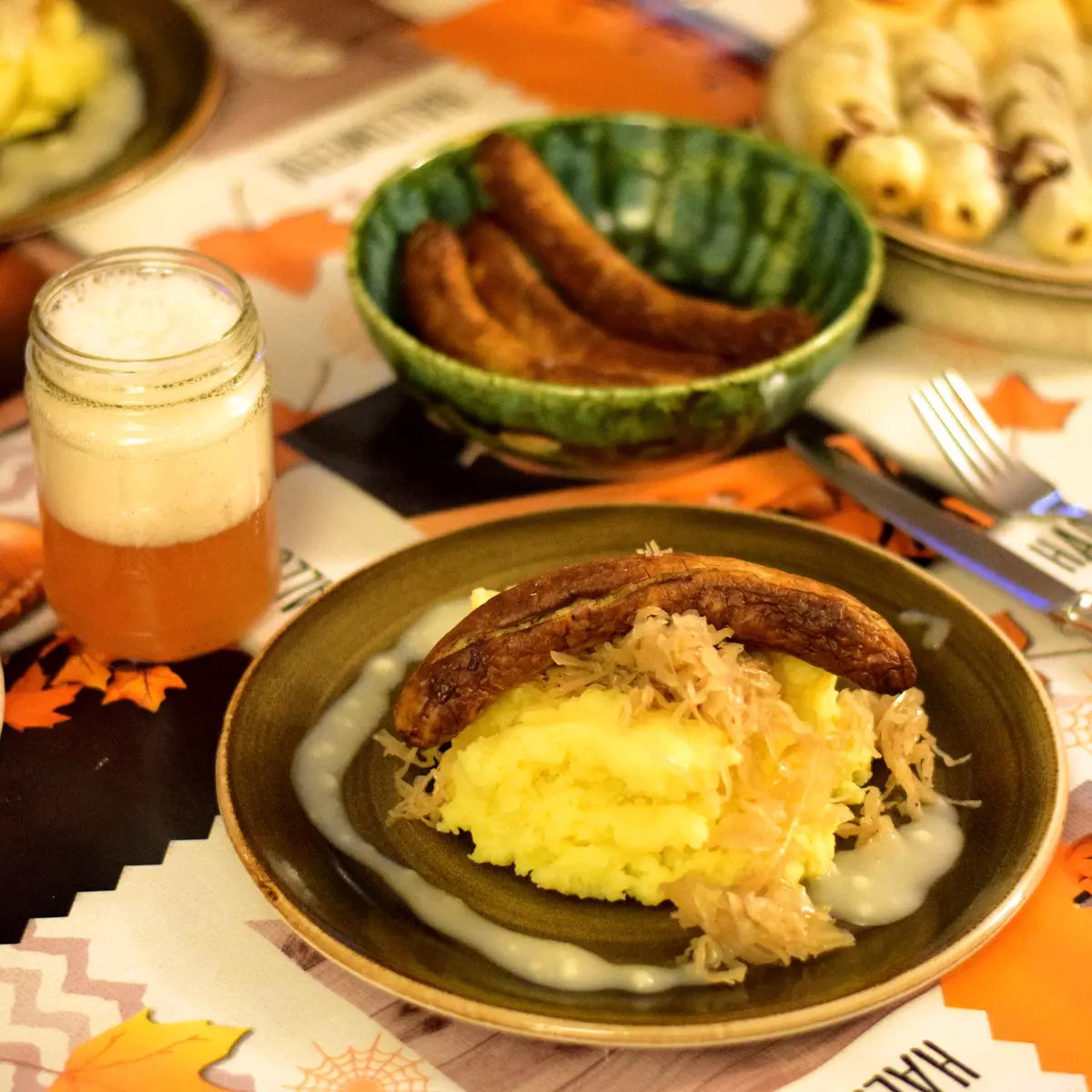 Bratwurst mit Sauerkraut und Stampfkartoffeln