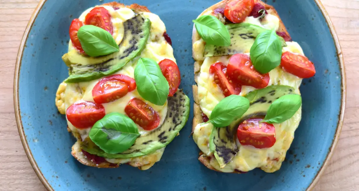 Brotscheiben-Pizza mit Avocado