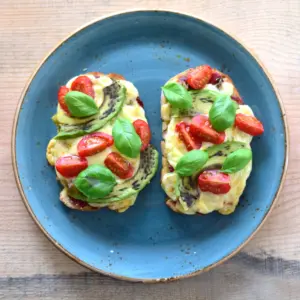 Brotscheiben-Pizza mit Avocado Brotscheiben-Pizza mit Avocado