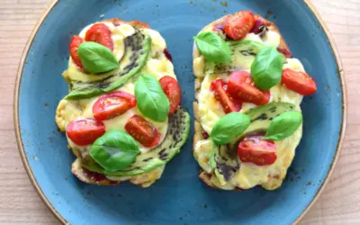 33 Frühstücksideen gesund und lecker für ein gutes Frühstück Brotscheiben-Pizza mit Avocado