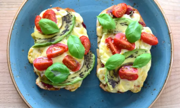 Brotscheiben-Pizza mit Avocado