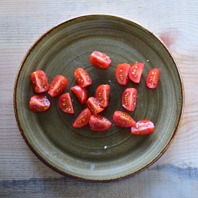6. Schritt: Die Cherry-Tomaten werden geviertelt