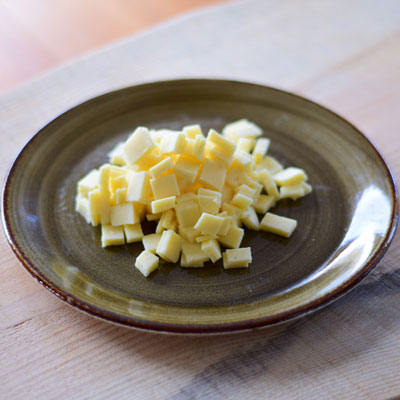 3. Schritt: Käse in kleine Würfel schneiden