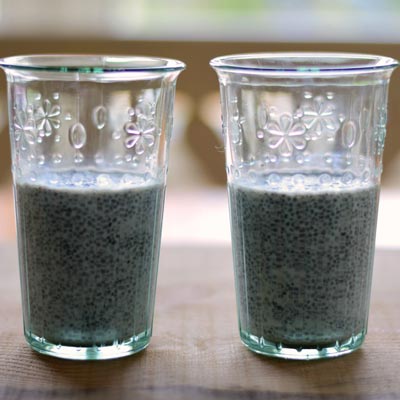 1. Schritt: Die Chia-Samen in zwei Gläser mit Milch quellen lassen
