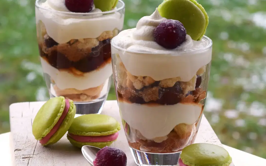 Fruchtiges Dessert im Glas mit Mascarpone und Kirschen