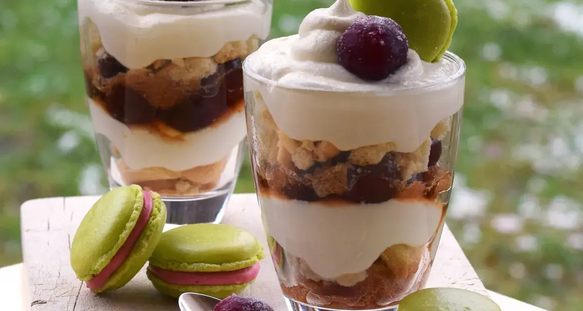 Fruchtiges Dessert im Glas mit Mascarpone und Kirschen