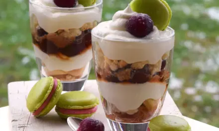 Fruchtiges Dessert im Glas mit Mascarpone und Kirschen