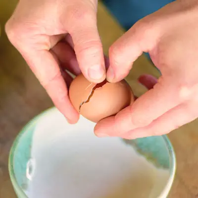 2. Schritt - Drücke beide Daumen in den Riss des Eies