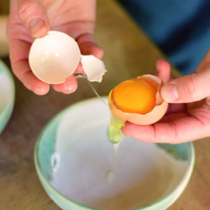 Eigelb vom Eiweiß trennen - So ist Eier trennen einfach! | Kleine Prise