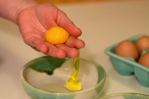 Eier Trick 2: Ei mit den Händen getrennt
