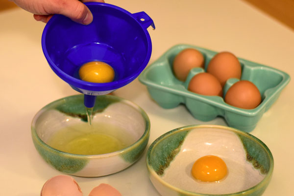Eier Trick 4: Eiweiß und Eigelb mit einem Trichter trennen