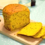Einfaches Brot backen: Kurkuma-Cheddar Kräuterbrot
