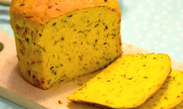 Einfaches Brot backen: Kurkuma-Cheddar Kräuterbrot