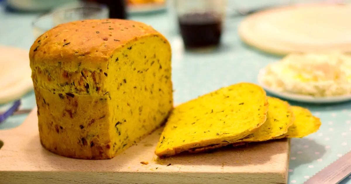 Einfaches Brot Backen: Kurkuma-Cheddar Kräuterbrot