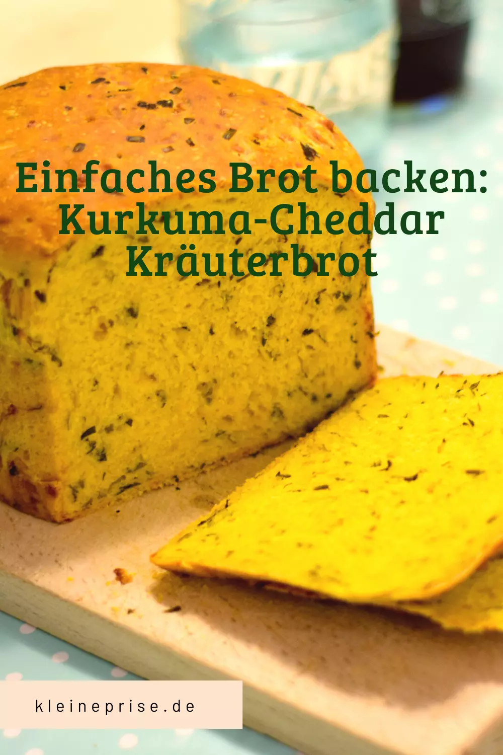 Pin es bei Pinterest: Einfaches Brot backen: Kurkuma-Cheddar Kräuterbrot