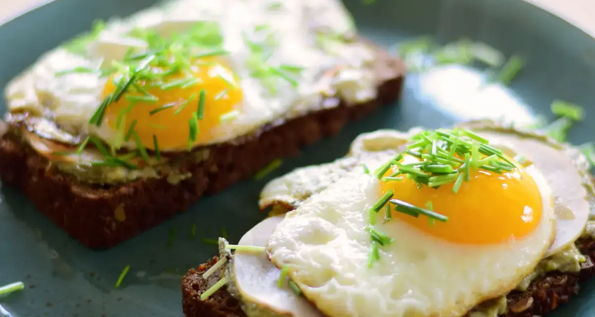 Frühstücksbrot mit Spiegelei und Avocadocreme