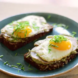 Frühstücksbrot mit Spiegelei und Avocadocreme
