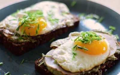 Frühstücksbrot mit Spiegelei und Avocadocreme