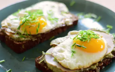 33 Frühstücksideen gesund und lecker für ein gutes Frühstück Frühstücksbrot mit Spiegelei und Avocadocreme