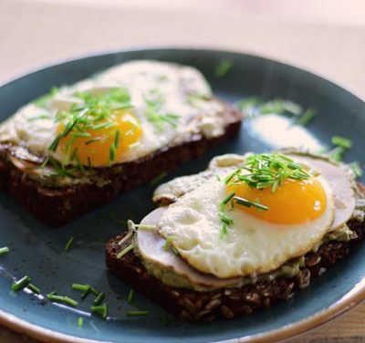 Frühstücksbrot mit Spiegelei und Avocadocreme