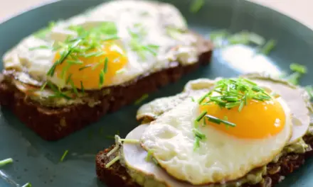 Frühstücksbrot mit Spiegelei und Avocadocreme