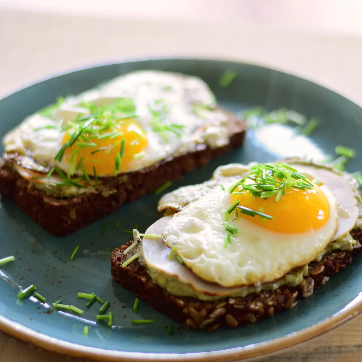 Frühstücksbrot mit Spiegelei und Avocadocreme