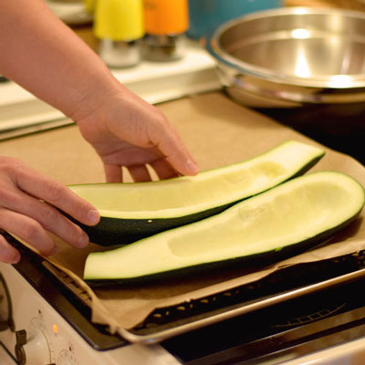 1. Schritt - Zucchini auf Backblech legen