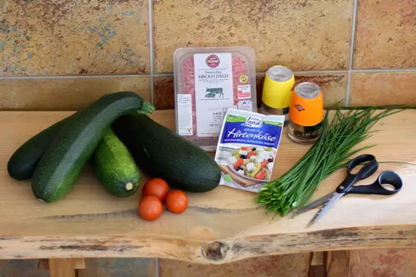 Zutatenliste für das Rezept: gefüllte Zucchini mit Hackfleisch
