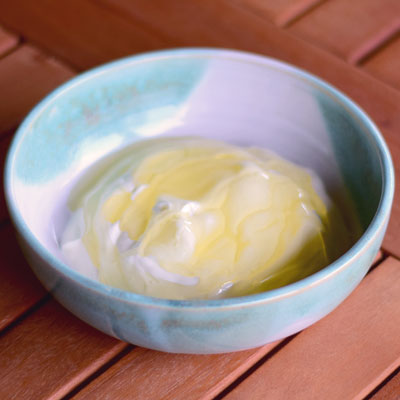 3. Schritt - Joghurt und Honig in Schale