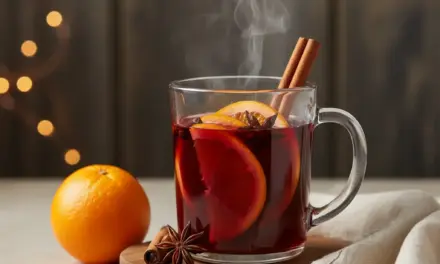Glühwein mit Zimt und Orangen