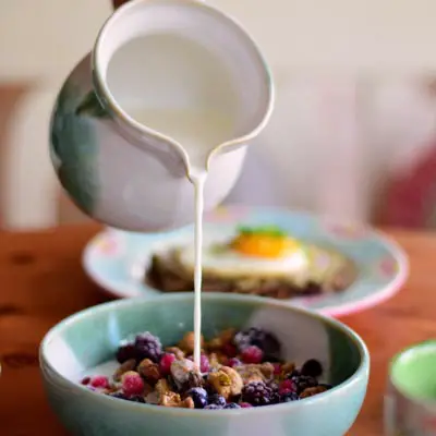 Klassisch zum Frühstück: Mit Milch oder Joghurt