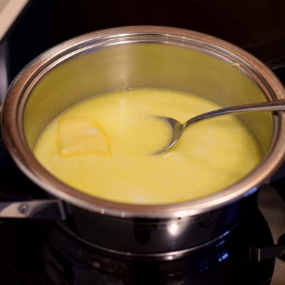 1. Schritt - Gelegentlich umrühren bis die Butter geschmolzen ist