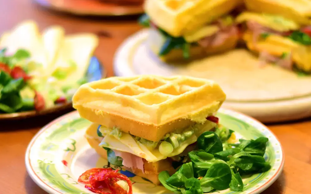 Herzhafte Waffeln mit Schinken und Käse