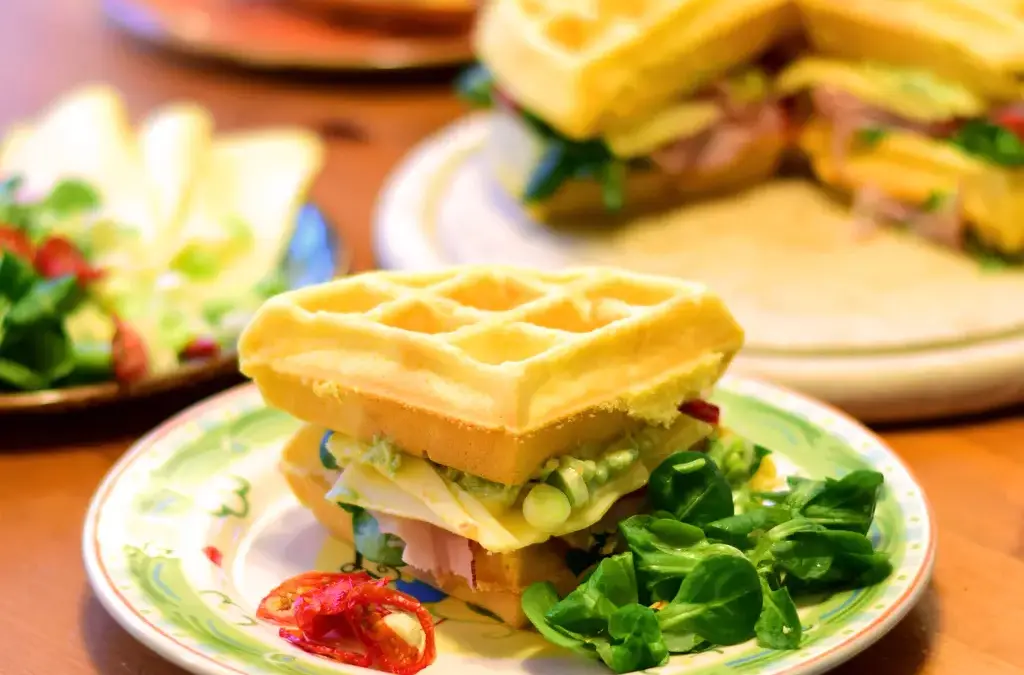 Herzhafte Waffeln mit Schinken und Käse
