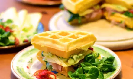 Herzhafte Waffeln mit Schinken und Käse