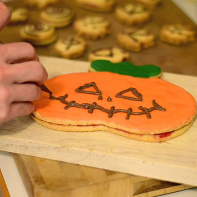 4. Schritt - Halloween Kürbis-Keks mit gruseligem Gesicht gemalt