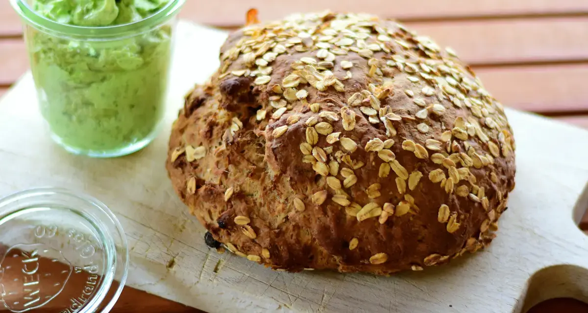 Kleines Gewürzbrot mit Früchtemüsli