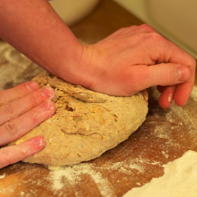 4. Schritt - Zu einem Brotlaib formen