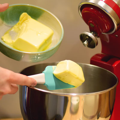 1. Schritt - Butter und Zucker in eine Schüssel geben