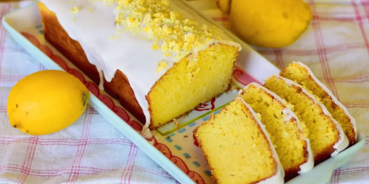 Kuchen mit wenig Zutaten: Saftiger Zitronenkuchen – Köstlich!
