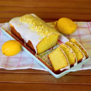 Kuchen mit wenig Zutaten: Saftiger Zitronenkuchen - Köstlich! Kuchen mit wenig Zutaten