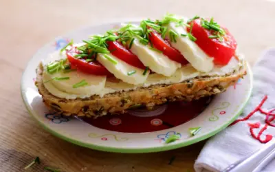 Kürbiskernbrötchen mit Tomate und Mozzarella