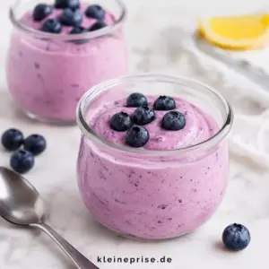 Low Carb Blaubeer Mousse – cremiges Dessert ohne Zucker Low Carb Blaubeer Mousse im Glas mit frischen Blaubeeren