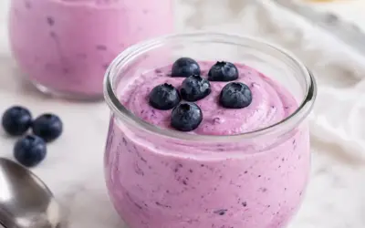Einfache Rezepte und Spielideen für Kinder Low Carb Blaubeer Mousse – cremiges Dessert ohne Zucker