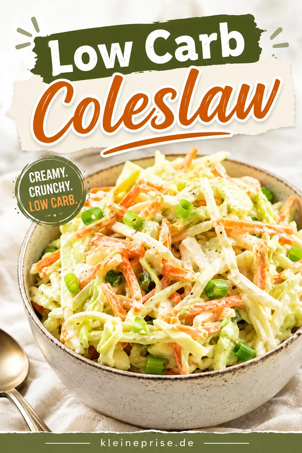 Low Carb Coleslaw Rezept für Pinterest Pinterest Bild mit Low Carb Coleslaw in einer Schüssel und großem Schriftzug Low Carb Coleslaw
