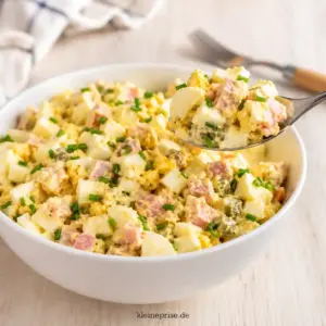 Low Carb Eiersalat mit Schinken einfach und cremig Low Carb Eiersalat mit Schinken in weißer Schüssel mit Ei, Schinken, Gewürzgurken und Schnittlauch