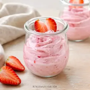 Low Carb Erdbeer Mousse einfach und cremig Low Carb Erdbeer Mousse im Glas mit frischen Erdbeeren